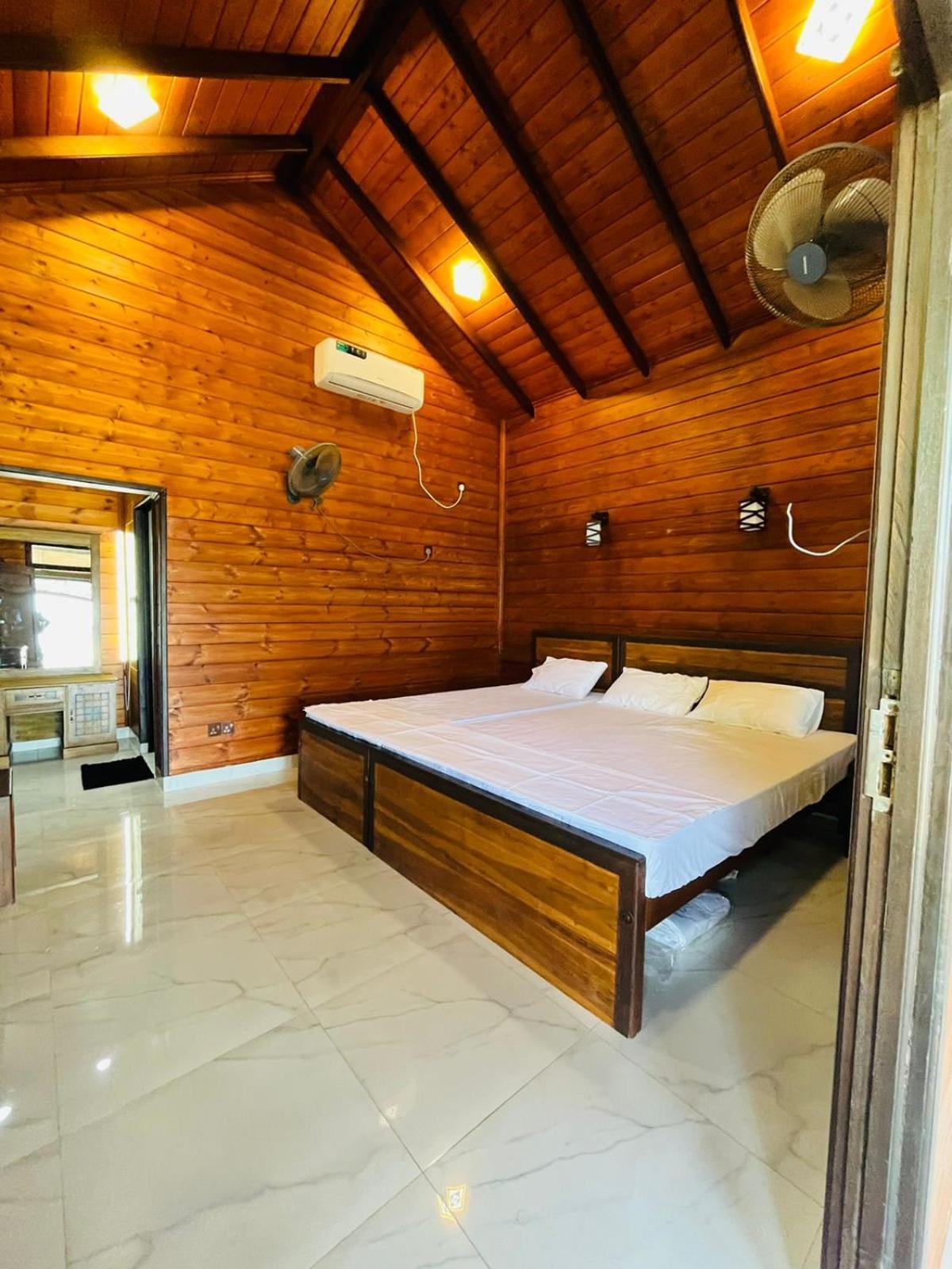 Janas Blue Water Corner Hotel Тринкомале Екстериор снимка