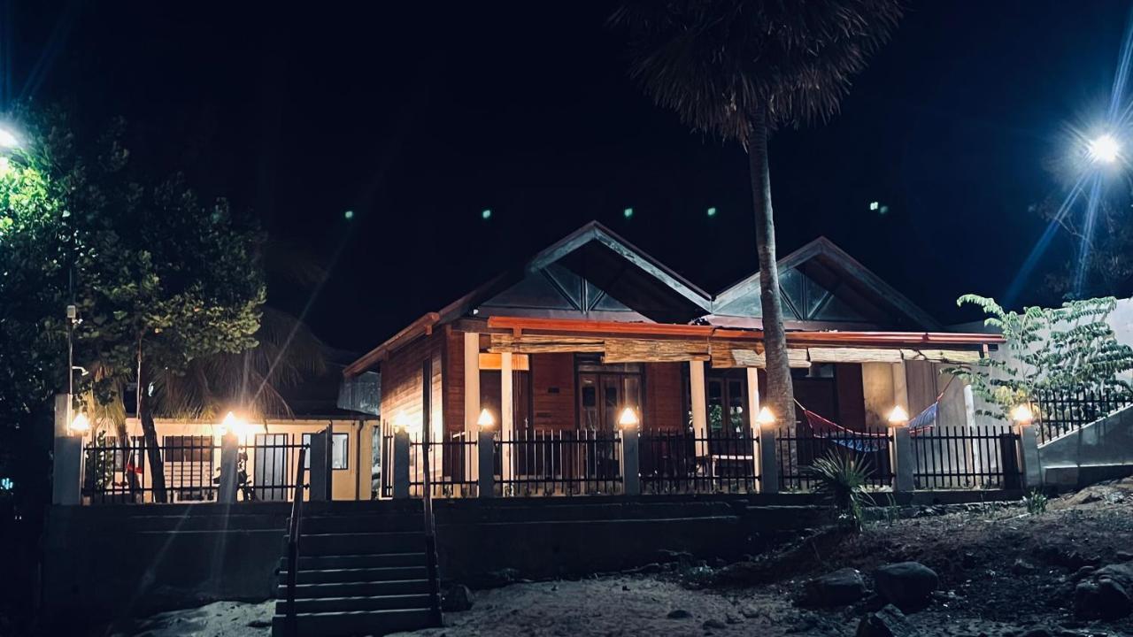 Janas Blue Water Corner Hotel Тринкомале Екстериор снимка