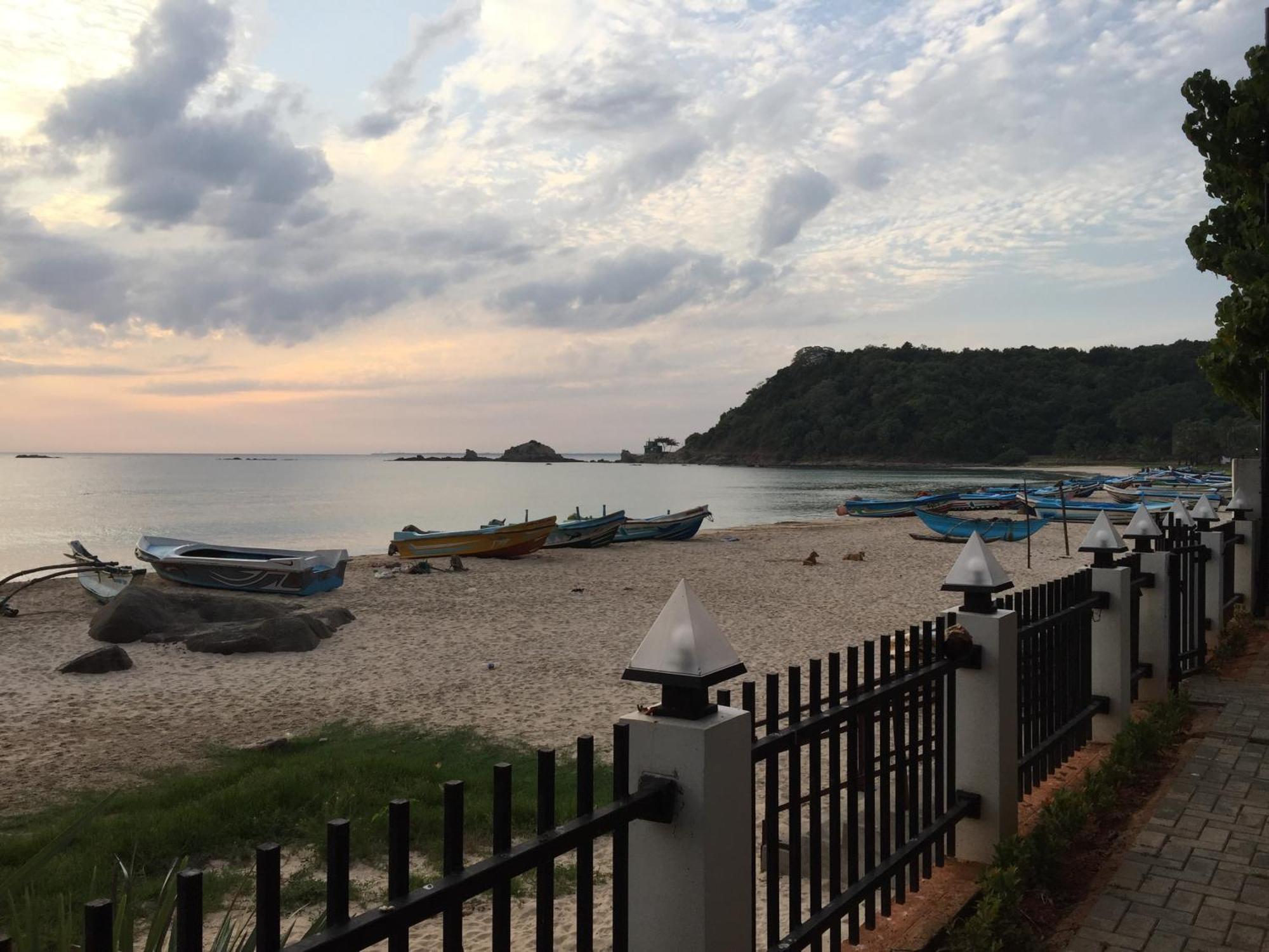 Janas Blue Water Corner Hotel Тринкомале Екстериор снимка